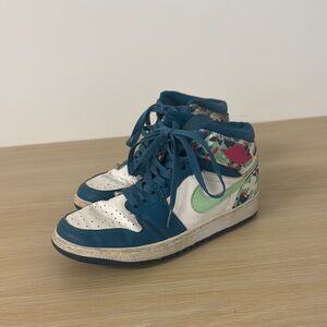 Nike Blue and White Sneakers High-Top🏀